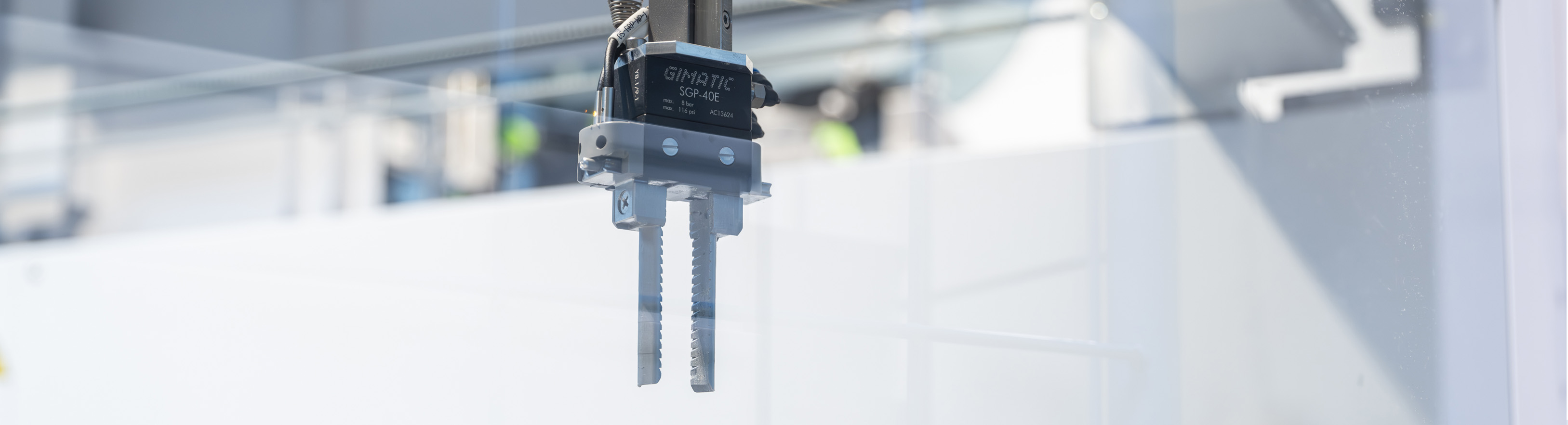 Nahaufnahme eines mechanischen Greifers.  Der Hintergrund ist unscharf.