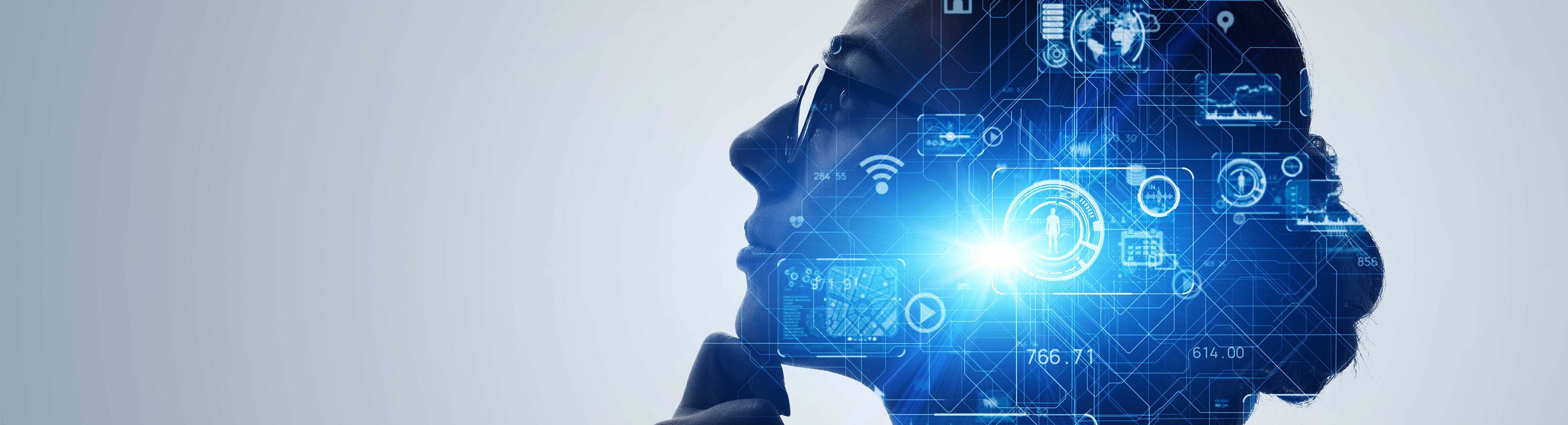 Profilansicht einer Person, die nach rechts blickt. Der Kopf ist mit digitalen Symbolen und Grafiken überlagert, die Technologie und Vernetzung symbolisieren. Aus dem Zentrum des Kopfes strahlt ein helles Licht, das auf Datenfluss hinweist.