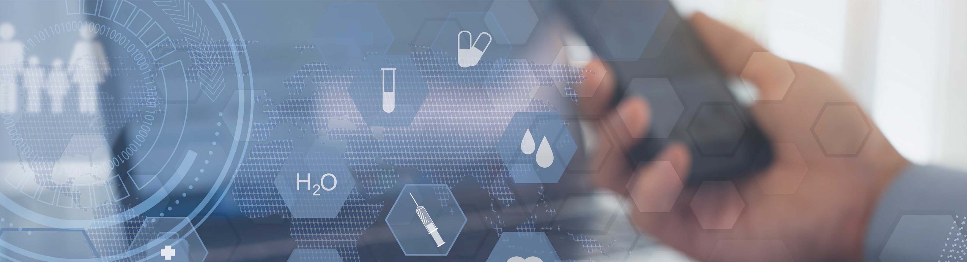 Unscharfe Aufnahme einer Hand, die ein Smartphone hält. Über dem Bild liegen transparente medizinische Symbole wie ein Reagenzglas, eine Spritze, Tropfen und die chemische Formel H₂O. Im Hintergrund sind schemenhaft technische Strukturen zu erkennen.